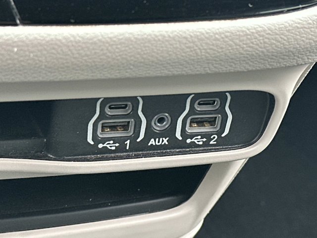 Used 2024 Chrysler Pacifica Touring-L FWD image 27