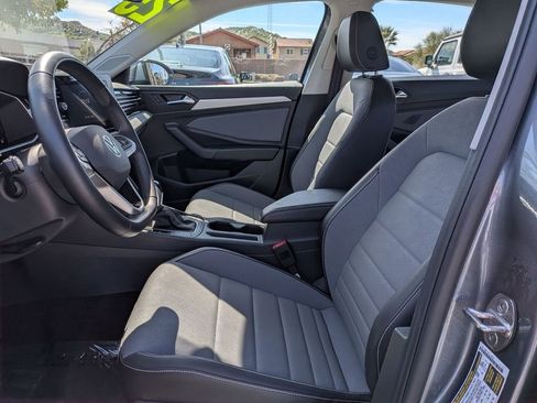 Used 2025 Volkswagen Jetta SE image 16