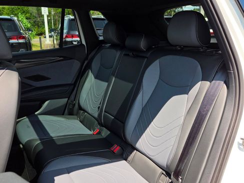 Certified 2025 Volkswagen Tiguan SE R-Line AWD/4WD image 42