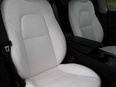 Used 2022 Tesla Model Y Long Range image 17