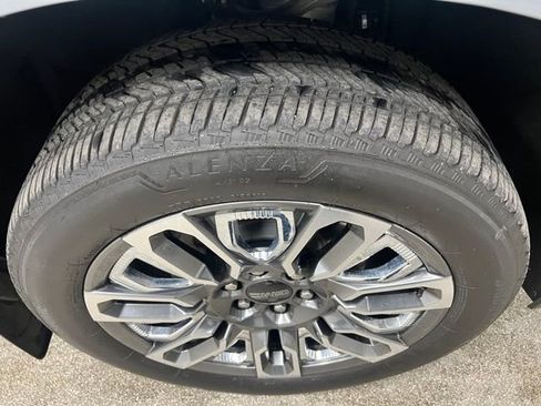Used 2024 GMC Yukon Denali Ultimate AWD/4WD image 18