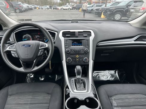 Used 2016 Ford Fusion SE image 3