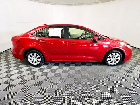 Used 2021 Toyota Corolla LE image 2