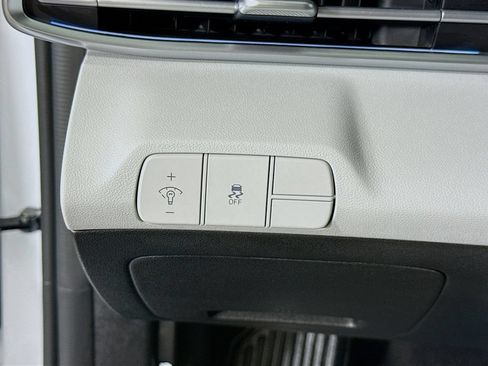 Certified 2025 Hyundai Elantra Limited FWD image 22