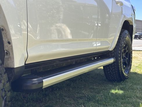 Used 2018 Toyota 4Runner SR5 AWD/4WD image 11