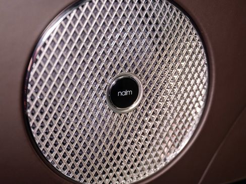 Used 2025 Bentley Bentayga image 59