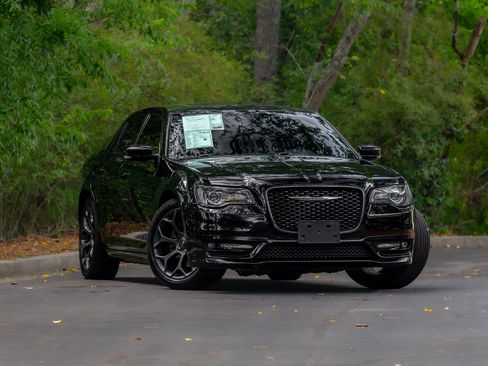 Used 2019 Chrysler 300 S w/ 300S Premium Group 2 RWD image 1