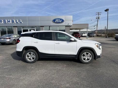 Used 2024 GMC Terrain SLE image 2