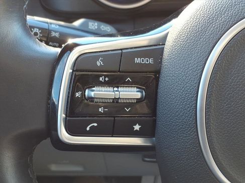 Used 2024 Kia Carnival LX image 20