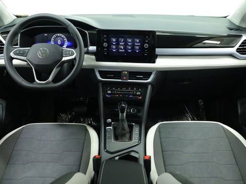 New 2025 Volkswagen Taos SE w/ Panoramic Sunroof Package FWD image 12
