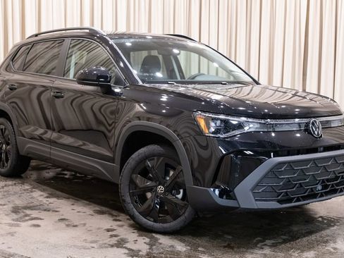New 2026 Volkswagen Taos SE FWD image 2