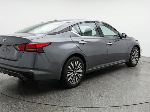 Used 2025 Nissan Altima 2.5 SV FWD image 9
