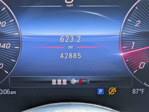 Used 2025 Mercedes-Benz GLB 250 image 32