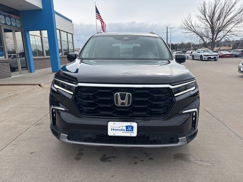 Certified 2023 Honda Pilot Touring image 2