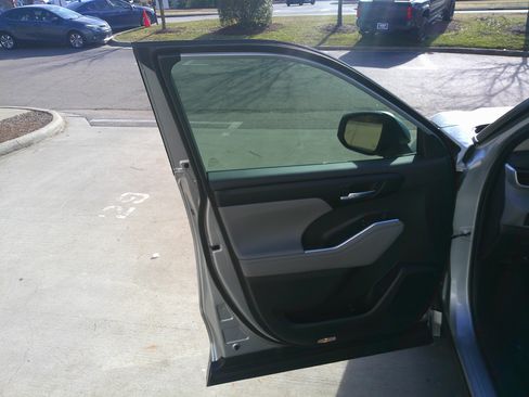 Used 2024 Toyota Highlander XLE image 17