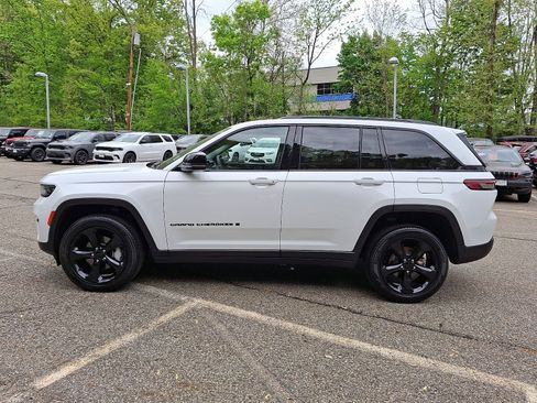 Certified 2023 Jeep Grand Cherokee Limited w/ Black Appearance Package AWD/4WD image 4