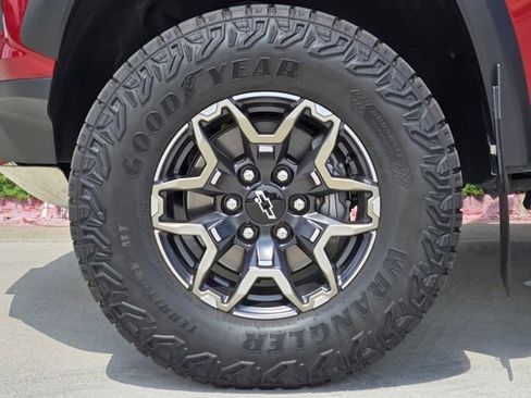 Used 2025 Chevrolet Colorado ZR2 w/ Technology Package AWD/4WD image 14