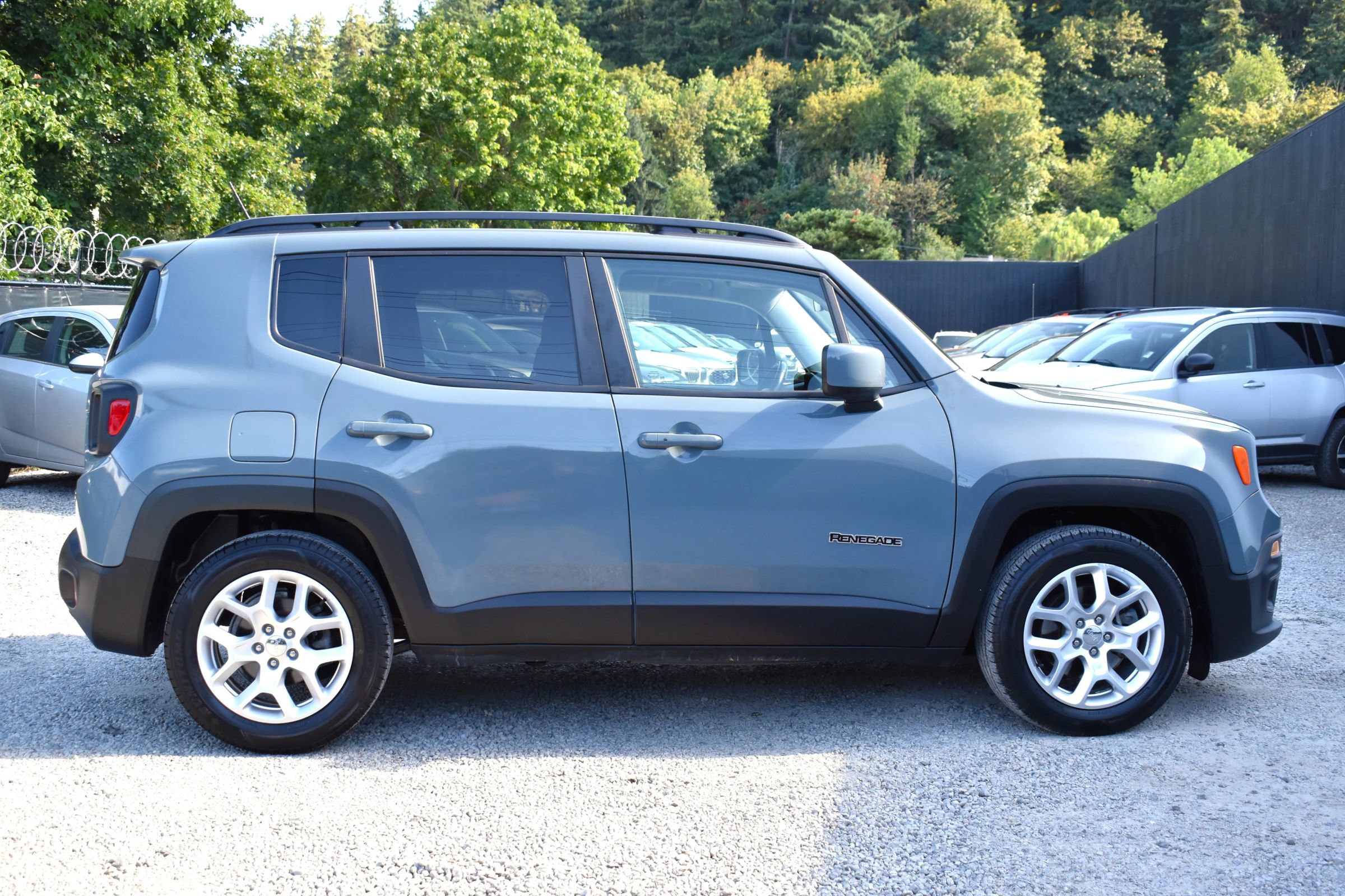 Used 2017 Jeep Renegade Latitude FWD image 8