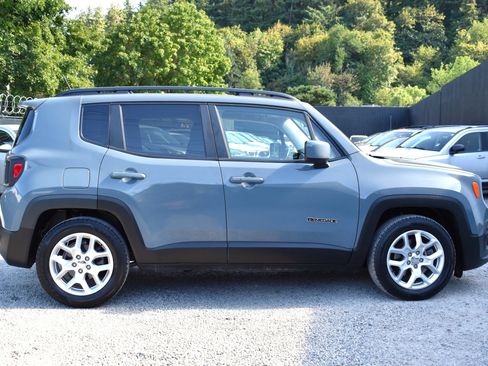 Used 2017 Jeep Renegade Latitude FWD image 8