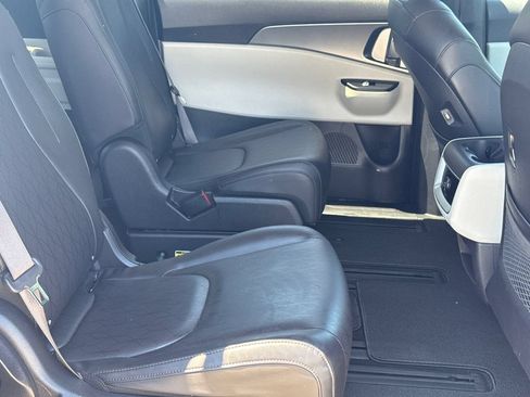 Used 2024 Kia Carnival LX FWD image 17