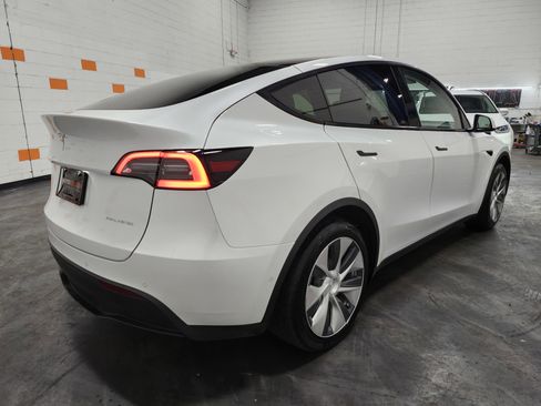 Used 2021 Tesla Model Y Long Range image 17