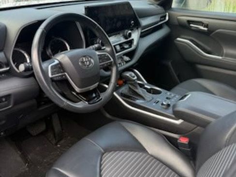 Used 2023 Toyota Highlander XSE image 2