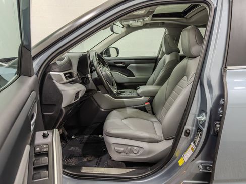 Used 2023 Toyota Highlander XLE AWD/4WD image 15