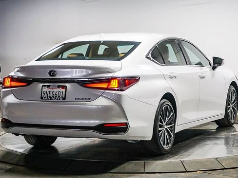 Used 2024 Lexus ES 300h w/ Premium Package image 10