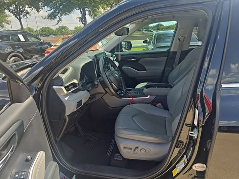 Used 2021 Toyota Highlander XLE AWD/4WD image 11