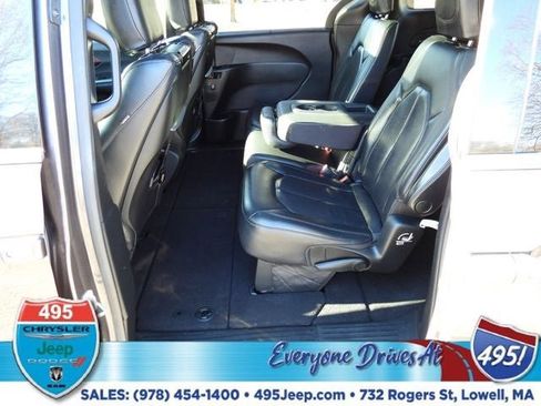 Used 2020 Chrysler Pacifica Touring-L image 14