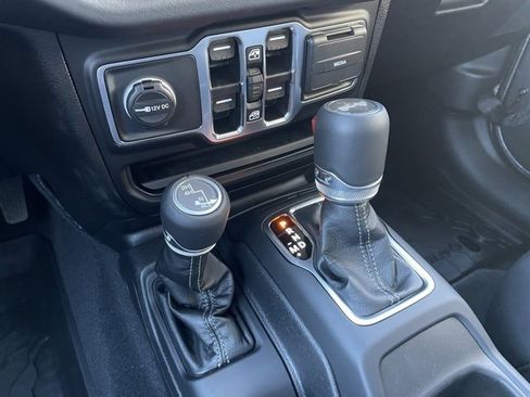 Used 2025 Jeep Wrangler Sahara image 21