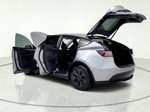 Used 2025 Tesla Model Y Long Range RWD image 16