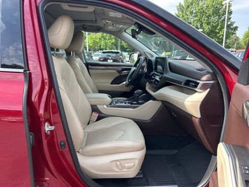 Used 2022 Toyota Highlander Limited FWD image 20