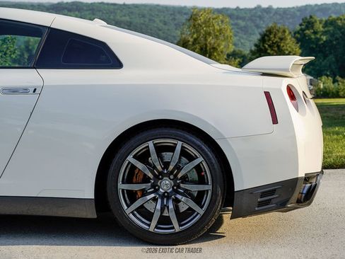 Used 2016 Nissan GT-R Premium AWD/4WD image 5