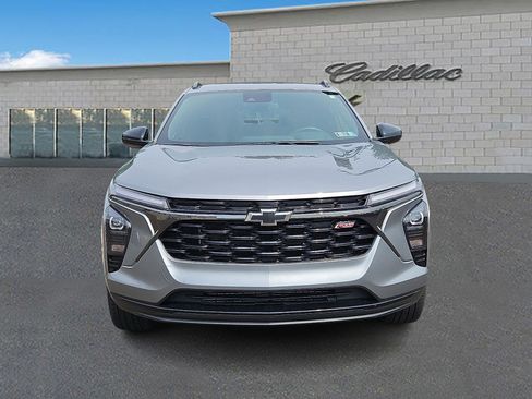 Used 2024 Chevrolet Trax RS FWD image 2