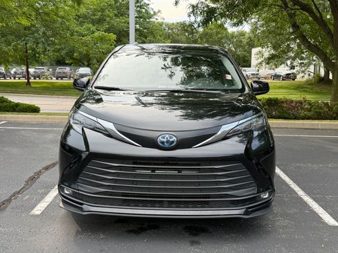Used 2025 Toyota Sienna XLE FWD image 4