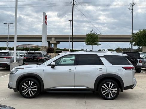 Used 2023 Nissan Pathfinder Platinum w/ Lighting Package (N93) FWD image 7