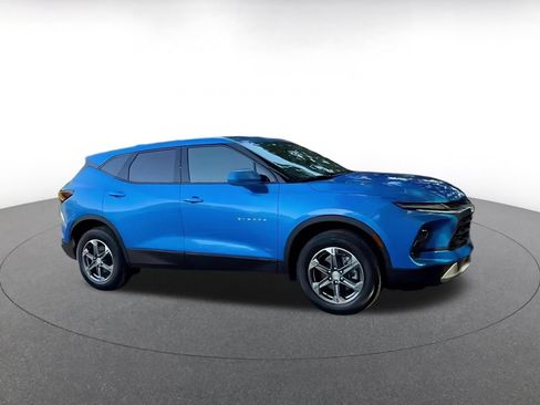 Used 2025 Chevrolet Blazer LT FWD image 2
