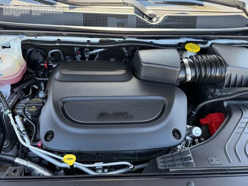 Used 2025 Chrysler Pacifica Limited image 32