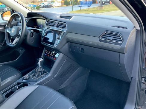 Used 2024 Volkswagen Tiguan SE image 16