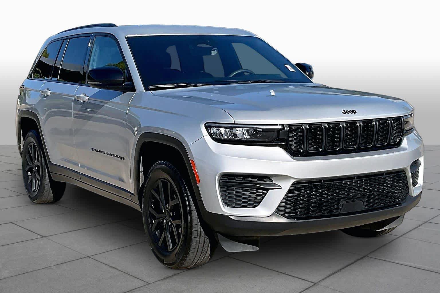 Used 2025 Jeep Grand Cherokee Altitude AWD/4WD image 3