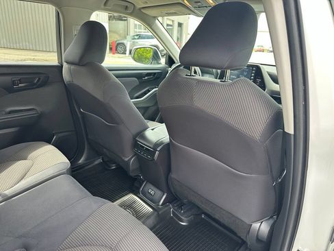 Used 2022 Toyota Highlander LE AWD/4WD image 36