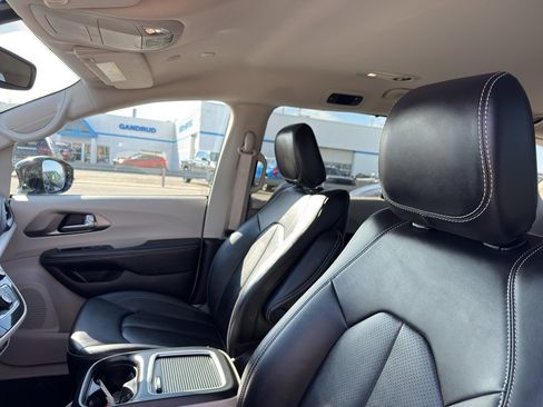 Used 2024 Chrysler Pacifica Touring-L image 25