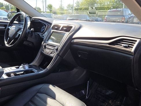 Used 2017 Ford Fusion SE w/ Fusion SE Technology Package FWD image 5