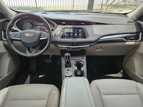 Used 2023 Cadillac XT4 Luxury w/ Cold Weather Package FWD image 11