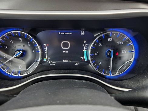 Used 2024 Chrysler Pacifica Touring-L FWD image 6