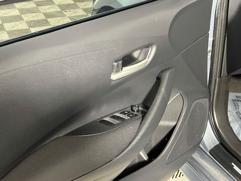 Used 2020 Toyota Corolla LE FWD image 17