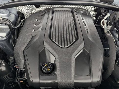 Used 2025 Porsche Macan w/ Premium Package Plus image 10