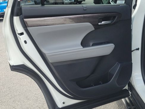 Used 2021 Toyota Highlander Limited image 15