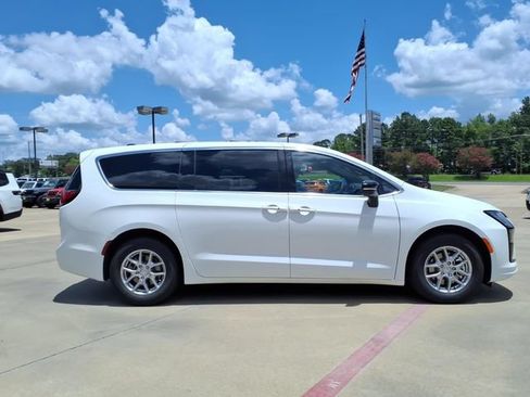 New 2027 Chrysler Pacifica Select FWD image 2